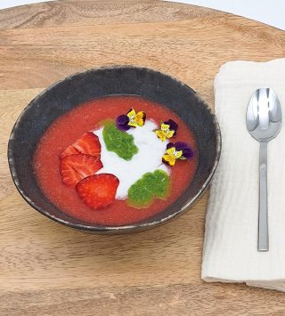 Erdbeer-Gazpacho mit Kokosschaum und Basilikumöl