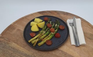 Grüner Spargel mit Parmesankruste und Pestotomaten