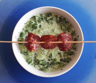 Kalte Gurkensuppe mit Fenchelsalami