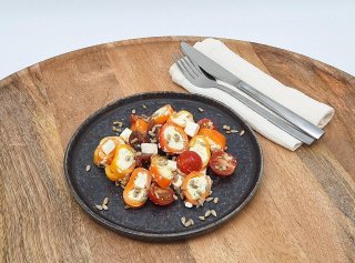 Salat mit gefüllter Snackpaprika