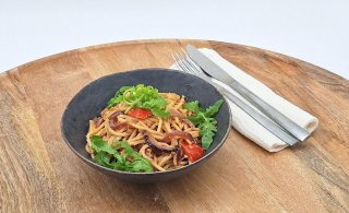 Spaghettisalat mit karamell. Zwiebeln u. Pesto