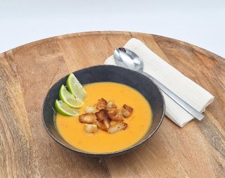 Süßkartoffel-Tomaten-Suppe mit Kokosmilch