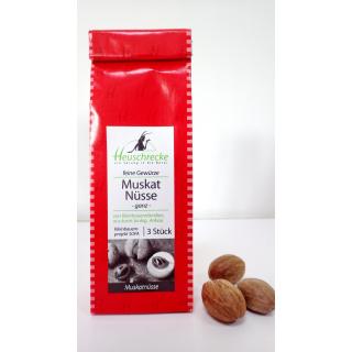 Muskatnüsse, ganz