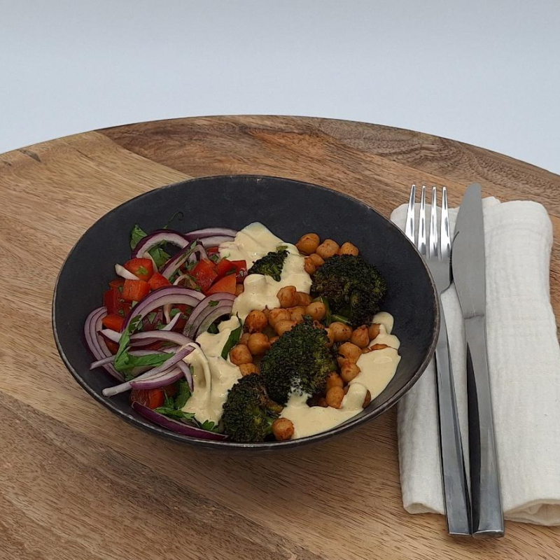 Brokkoli-Kichererbsen Bowl mit Erdnussdressing