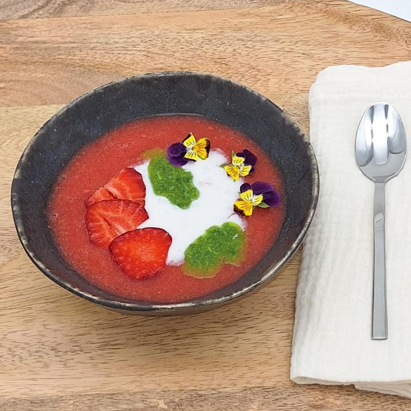 Erdbeer-Gazpacho mit Kokosschaum und Basilikumöl
