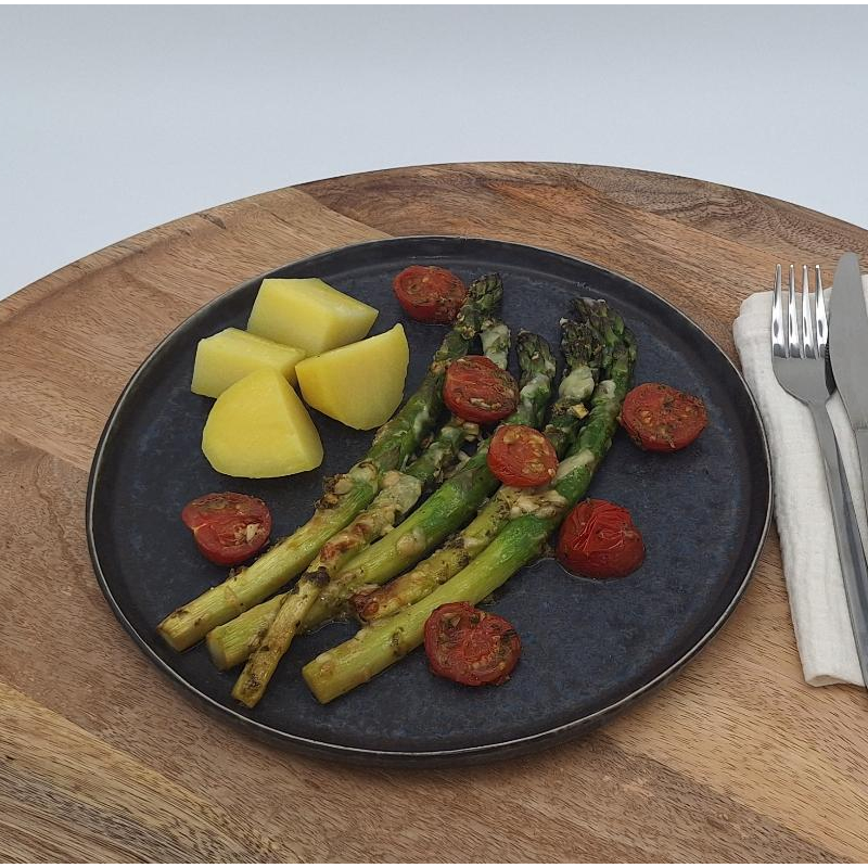 Grüner Spargel mit Parmesankruste und Pestotomaten