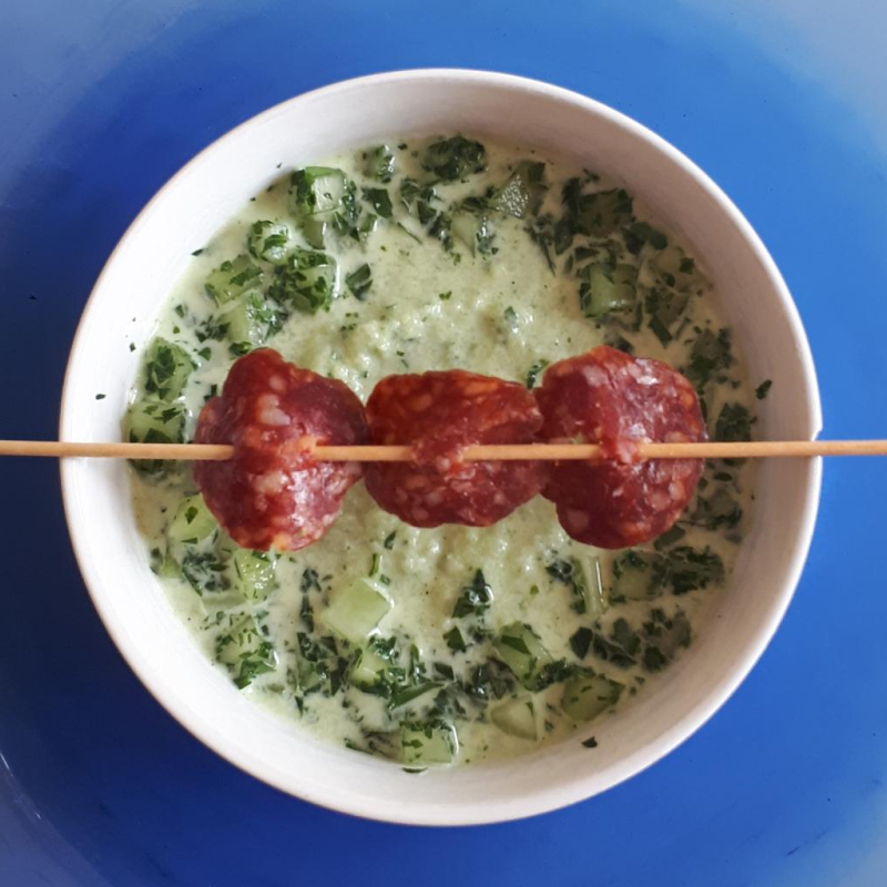 Kalte Gurkensuppe mit Fenchelsalami