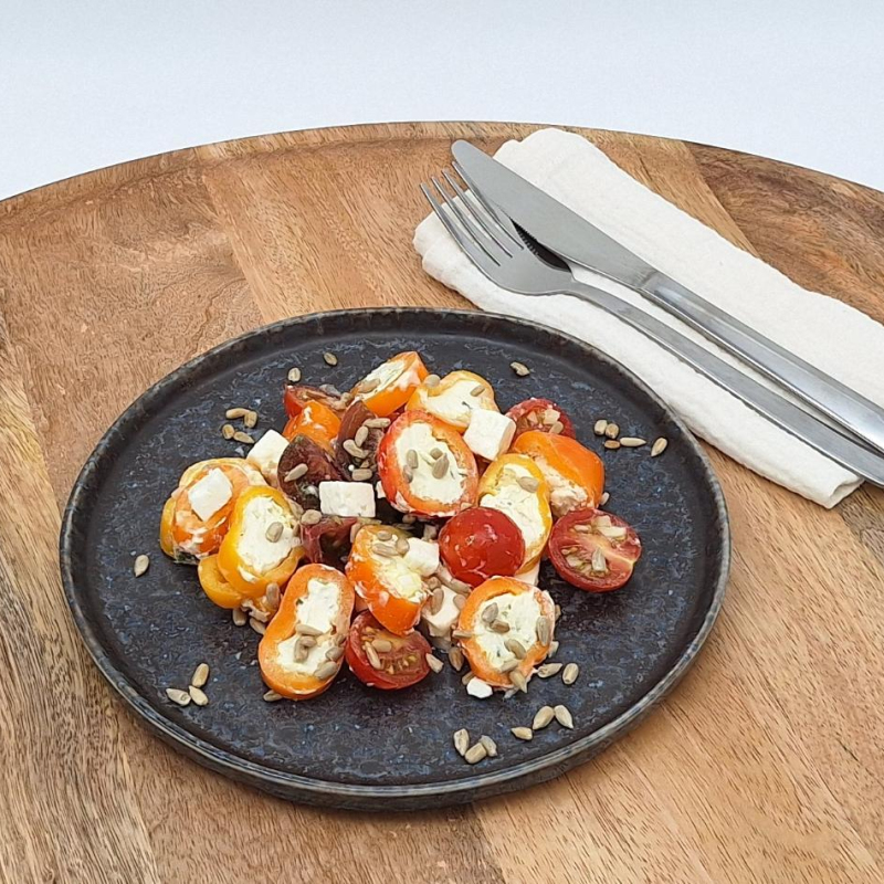 Salat mit gefüllter Snackpaprika