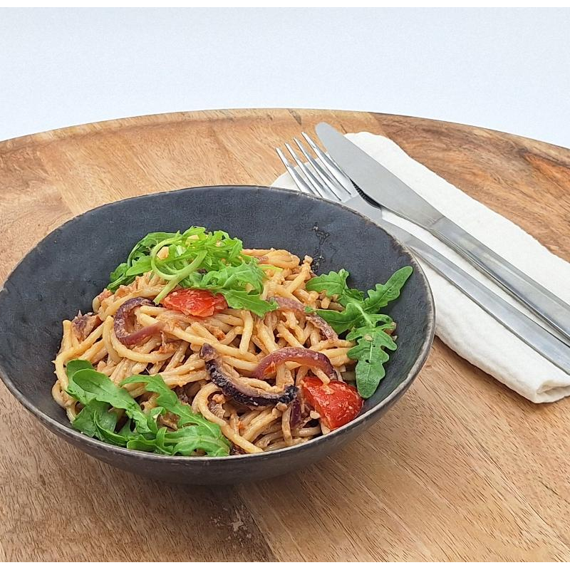 Spaghettisalat mit karamell. Zwiebeln u. Pesto