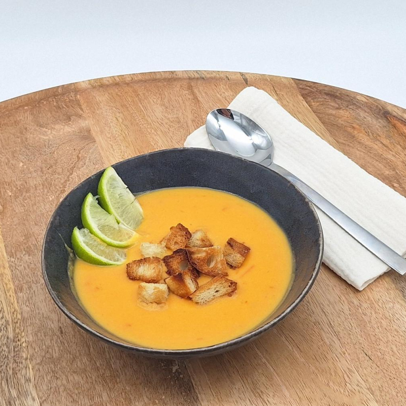 Süßkartoffel-Tomaten-Suppe mit Kokosmilch