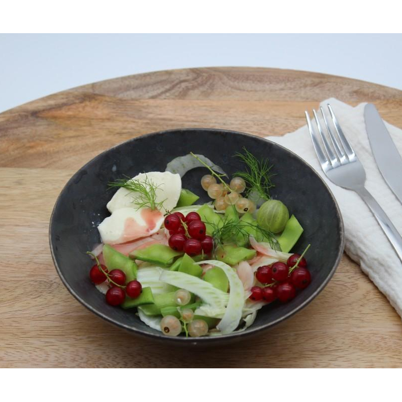 Fenchel-Zuckerschoten-Salat mit Beeren der Saison