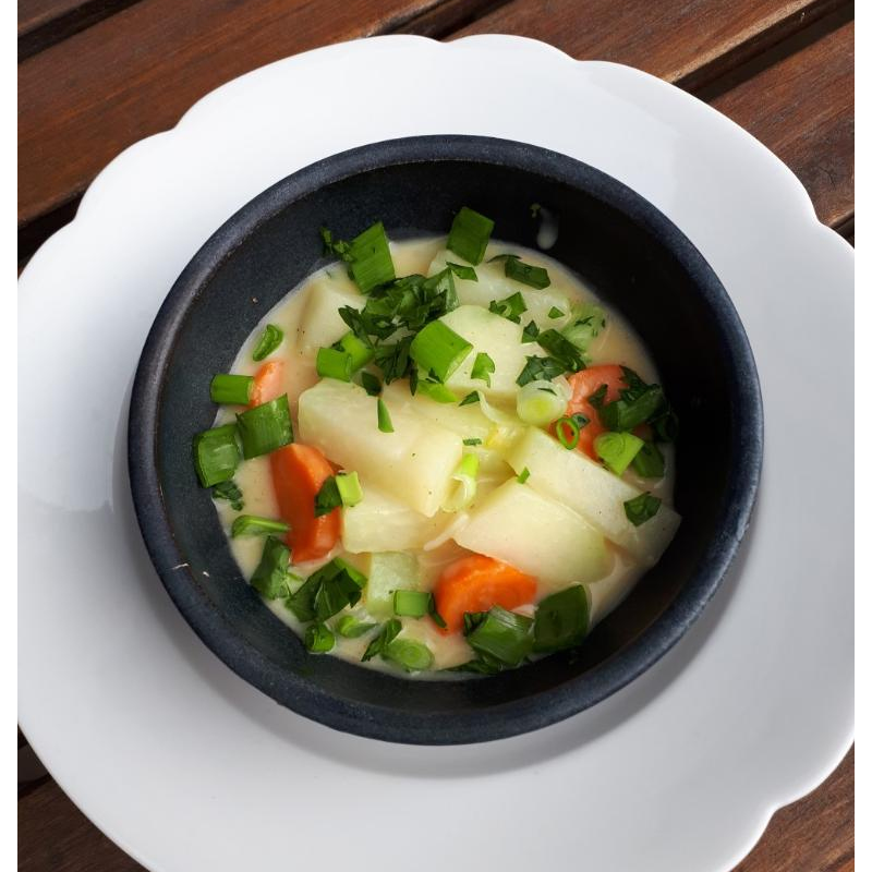 Kohlrabi mit Frühlingszwiebeln und Petersilie