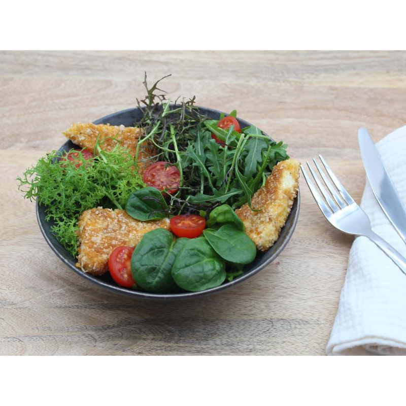 Panierter Feta auf buntem Salat