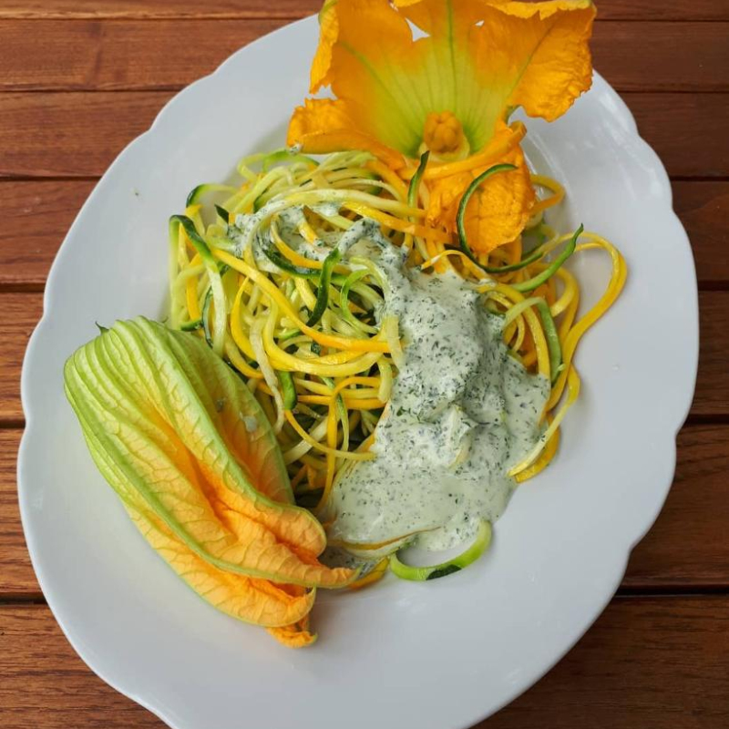 Zucchinispaghetti mit Kräutersauce